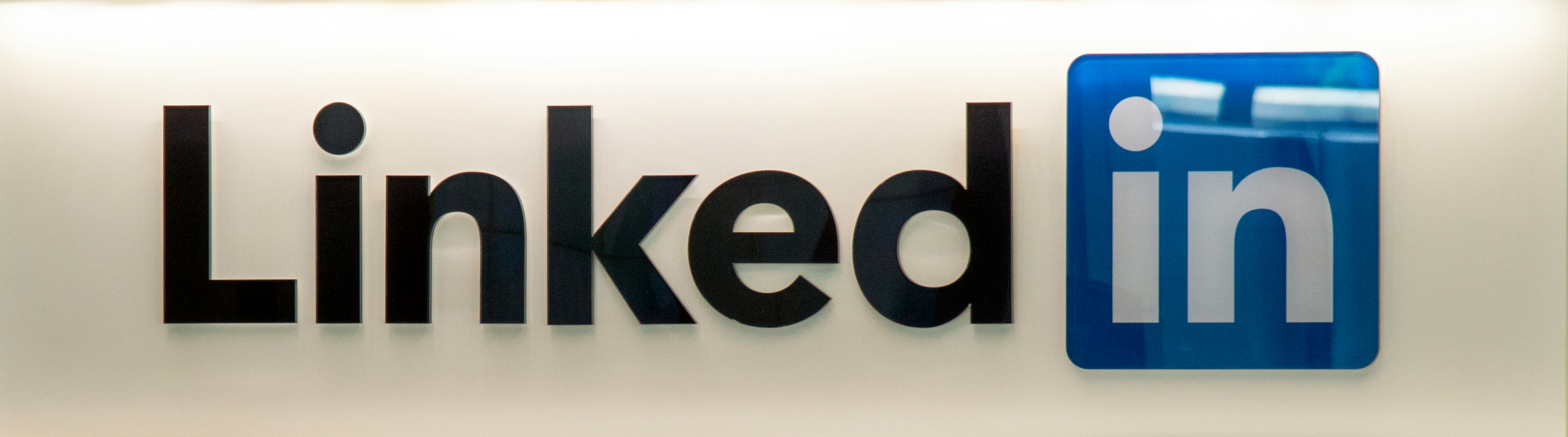 Best Tool for LinkedIn Banner Design: Options for Every Professional